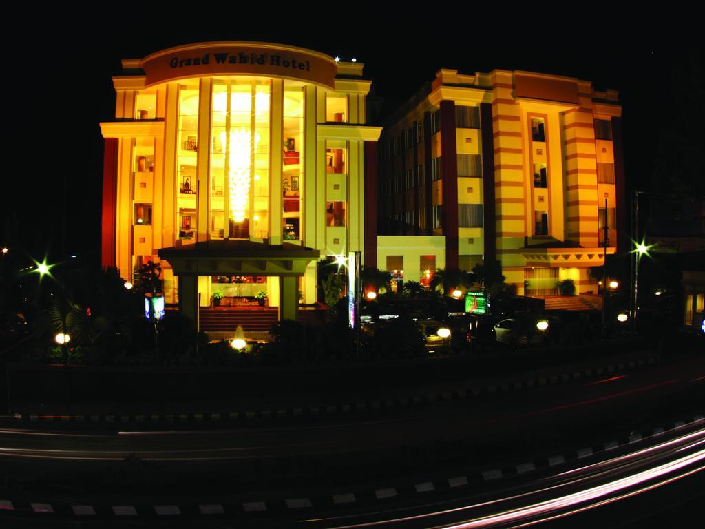 Grand Wahid Hotel サラティガ エクステリア 写真