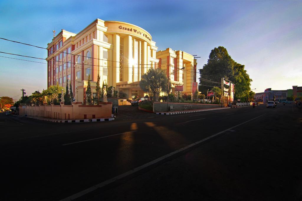Grand Wahid Hotel サラティガ エクステリア 写真